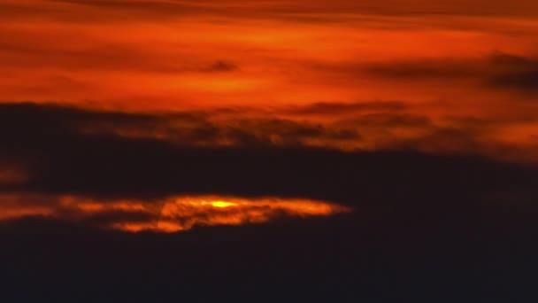 Vista Cerca Salida Del Sol Sobre Cielo Naranja Con Nube — Vídeos de Stock