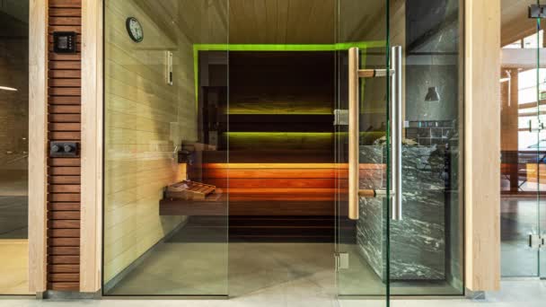 Vista Estática Pequeña Sala Sauna Madera Iluminada Con Luces Colores — Vídeo de stock