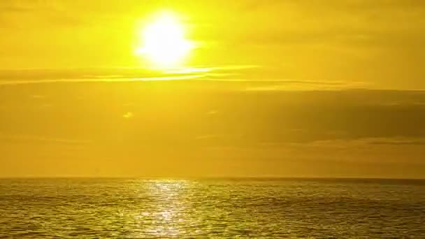 Gün Doğarken Beyaz Bulutların Arkasından Deniz Suyunun Üzerinde Doğuşunu Izlemek — Stok video