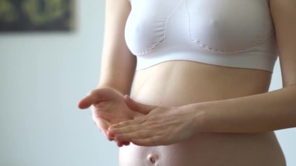 Gravid Kvinna Tillämpa Uppstramande Kräm Magen Med Händerna För Att — Stockvideo