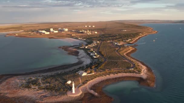 南澳大利亚Whyalla附近风景秀丽的半岛上的空中后撤点低矮灯塔 — 图库视频影像