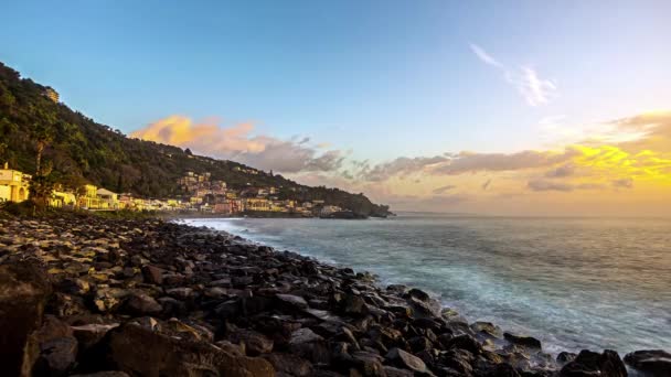 西西里Acireale镇的全景照片 海浪涌向岩石海岸 山坡上的建筑物闪烁着金光 — 图库视频影像