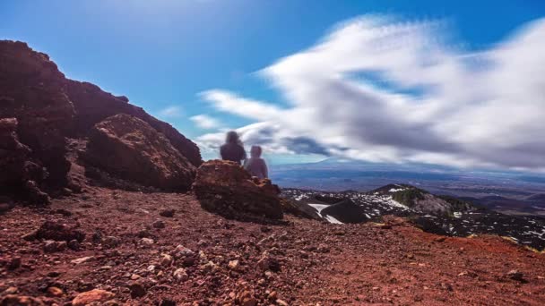 Time Lapse Shot Couple Enjoying View Etna South Eastern Crater — Αρχείο Βίντεο