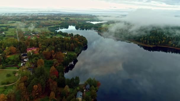 在一个多云的日子里 在一个小镇边被树木环抱着的圆滑的回旋的湖水 日间场景概览 — 图库视频影像