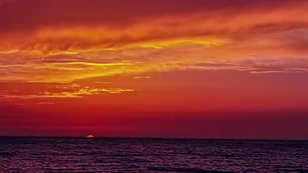 Gyönyörű Felhő Tenger Felett Napnyugtakor Vörös Esti Égbolton — Stock videók