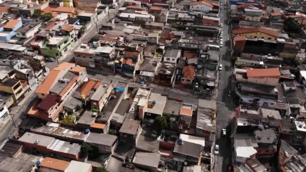 ブラジルのサンパウロで最大のスラム街の一つであるソマテウス上空を飛行中にカメラが街と風景を明らかにしながら — ストック動画