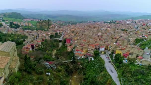 Vue Aérienne Vers Arrière Montrant Ville Historique Nommée Ragusa Entourée — Video