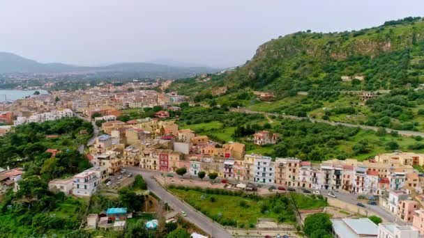 絵のように美しい海辺のマリーナの村 サンタフラビア シチリア島の上空の景色 — ストック動画