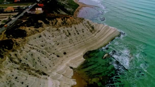 イタリアのリアルモンテの海岸にあるScala Dei Turchi岩だらけの白い傾斜した海の崖 — ストック動画
