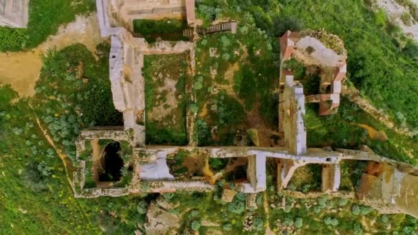 Vista Aérea Las Ruinas Antiguo Edificio Cima Colina Con Exuberante — Vídeos de Stock