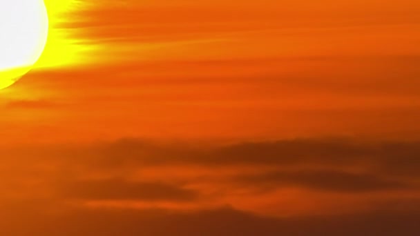Pohled Žluté Slunce Zapadající Oranžové Obloze Temnými Mraky Míjejícími Pravý — Stock video