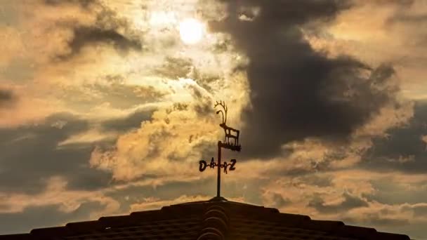 Köyün Kırsal Kesimindeki Çatının Alçak Açılı Çekimi Bir Evin Çatısına — Stok video