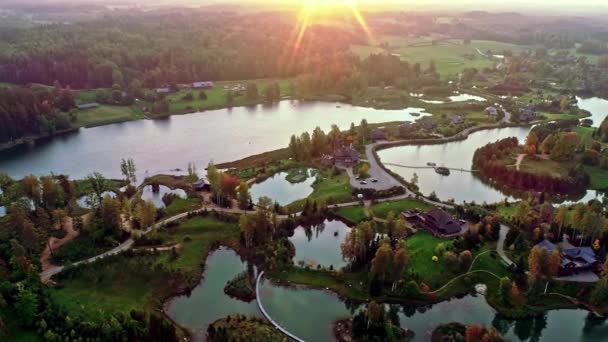 Letecký Dron Záběr Krásný Park Malými Rybníčky Krásné Obytné Bungalovy — Stock video