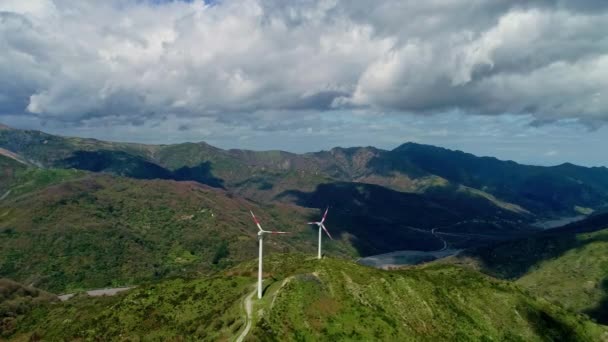 Strategisesti Sijoitetut Tuuliturbiinit Vuoren Harjanteella Sisiliassa Antenni — kuvapankkivideo