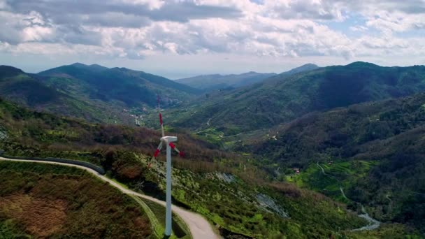 Aerial Backwards Shot Idyllic Mountain Landscape Rotating Wind Turbine Producing — Stock Video