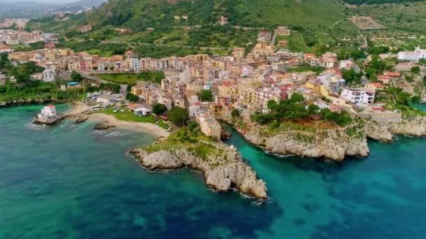 在多云的一天里 沿着意大利圣弗拉维亚的美丽的海滨小镇卡莱塔圣艾莉亚 从空中俯瞰西西里迷人的风景 — 图库视频影像