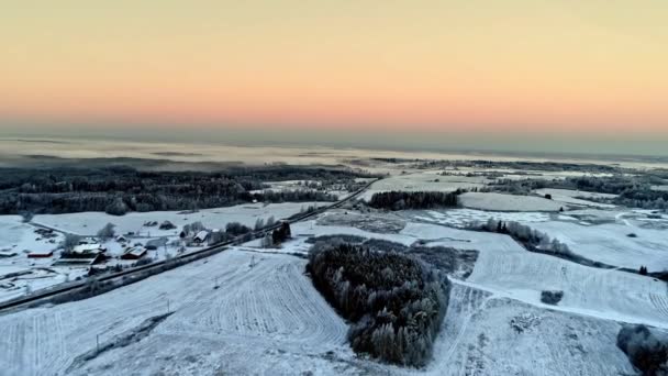 Luftaufnahme Eines Schneebedeckten Feldes Während Der Kalten Wintersaison Der Ländlichen — Stockvideo
