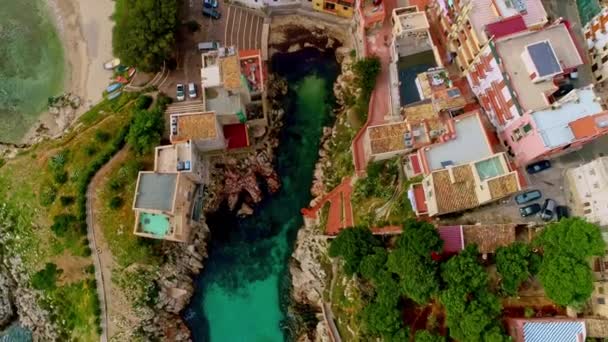 무인기 정상에서 시간에 이탈리아의 플라비아 의아름다운 엘리아를 수있습니다 바닷물 — 비디오