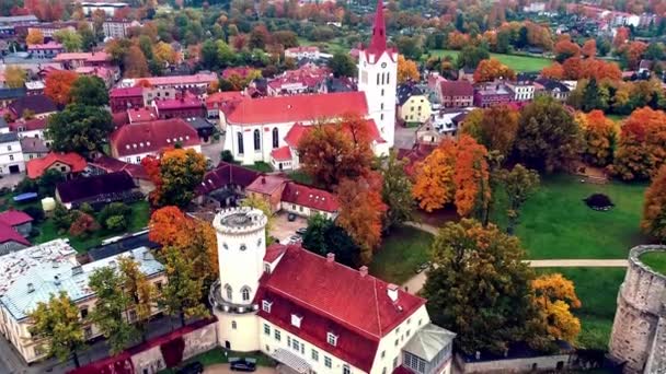 Samolot Zestrzelony Nad Słynnym Średniowiecznym Zamkiem Cesis Castle Łotwie Pochmurny — Wideo stockowe