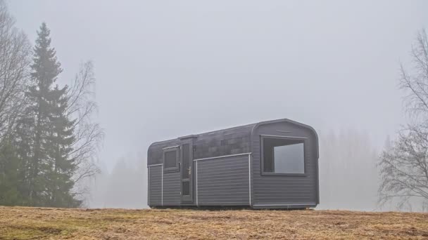 Tiro Estático Nevoeiro Passando Com Vista Uma Cabine Madeira Durante — Vídeo de Stock