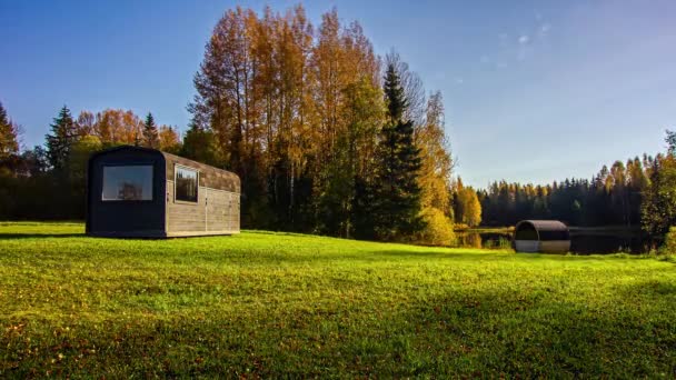 Colores Vivos Caída Follaje Del Árbol Alrededor Pequeña Casa Lago — Vídeos de Stock