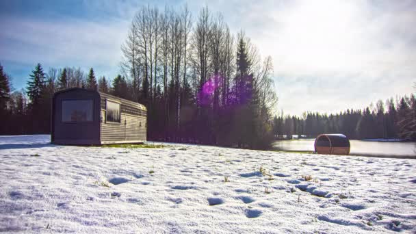 Время Таяния Снега Показывает Зеленая Трава Вокруг Крошечного Дома Лесу — стоковое видео