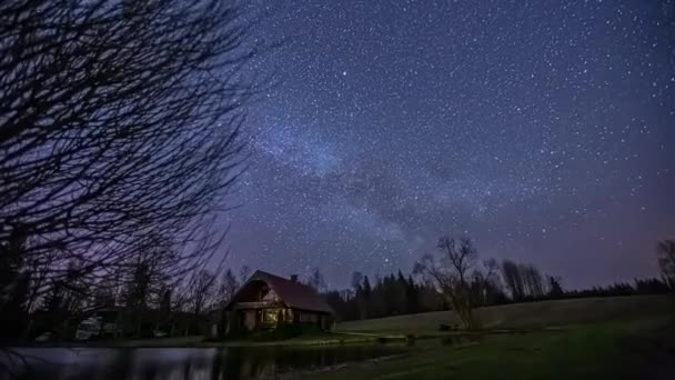 Night Sky Star Timelapse Wsi Jeziorem Małym Domkiem — Wideo stockowe
