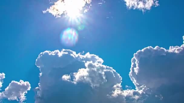 完璧な天気青い空と豪華な雲 晴れた日の経過 — ストック動画