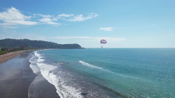 Luchtfoto Van Het Strand Een Zonnige Dag Water Parachute Luchtfoto — Stockvideo