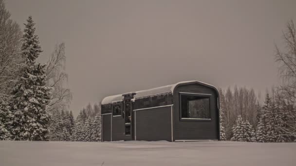 Malownicze Ujęcie Czasowe Drewnianej Kabiny Pokrytej Grubą Warstwą Śniegu Pokrytą — Wideo stockowe