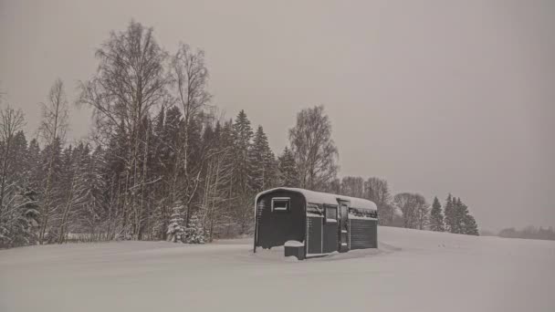 キャンプのための小さな近代的な家と雪の冬の時間経過 — ストック動画