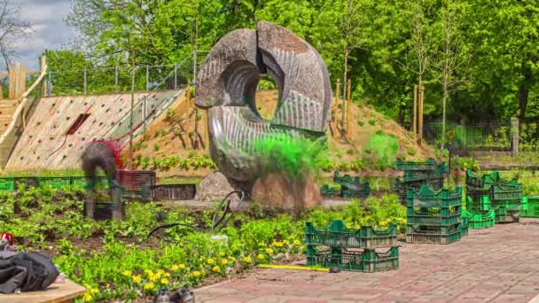 Landarbeiter Arbeiten Auf Plantagenfeldern Und Pflücken Gemüse Neben Einer Statue — Stockvideo