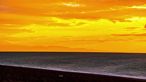 Paisagem Bonita Praia Com Céu Crepúsculo Dourado Por Sol Sobre — Vídeo de Stock