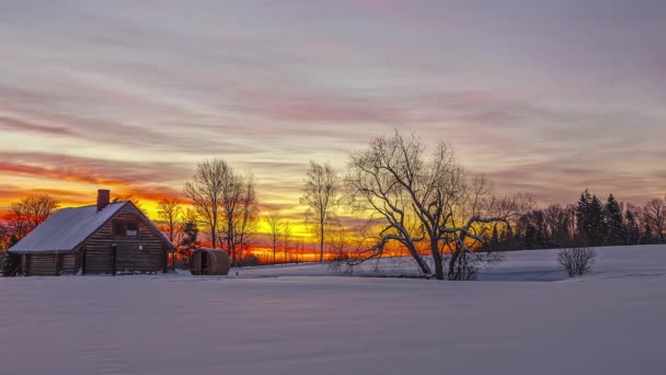 日出日落前的冬季乡村风景与小木屋和桑拿房 时间流逝 — 图库视频影像