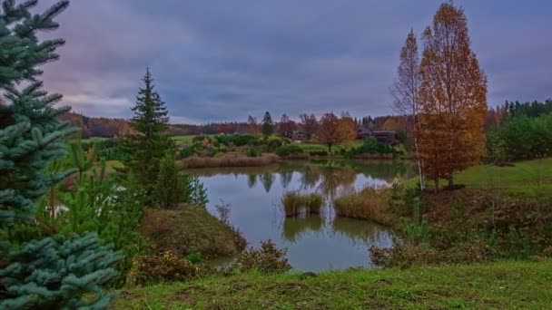 Tiro Uma Casa Campo Madeira Distância Com Nuvens Escuras Passando — Vídeo de Stock