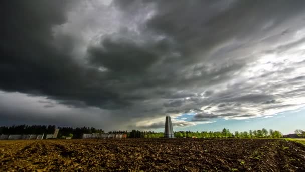 Chmury Nad Polem Wiejskim Priekuli Łotwa Starą Wieżą Ciśnień Oddali — Wideo stockowe