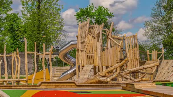 Впечатляющие Сооружения Оборудование Детских Игровых Площадок Общественном Парке Средний Выстрел — стоковое видео
