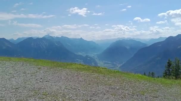 Hegyi Úton Haladva Ausztriai Alpokra Néző Kilátással — Stock videók