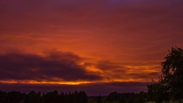Низький Кут Нанесений Червоне Небо Заходу Сонця Темною Хмарою Часовому — стокове відео