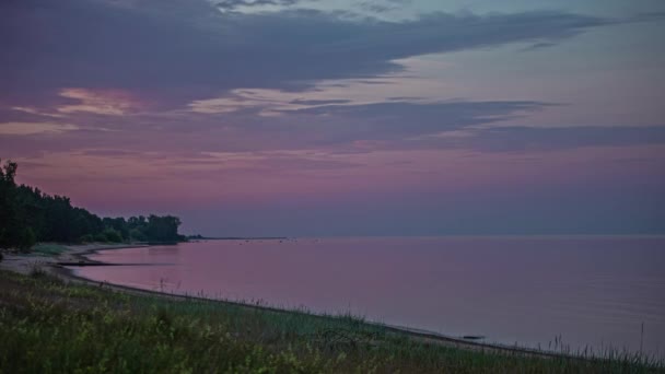 穏やかな海の上の日没時に空を渡る雲 広い角度の時間の経過 — ストック動画