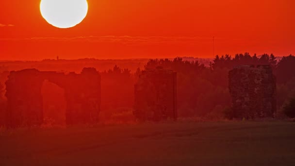 日落时 明亮的太阳降落在拉脱维亚斯迈勒滕的巨石阵地标上 天空一片红晕 时间在流逝 — 图库视频影像