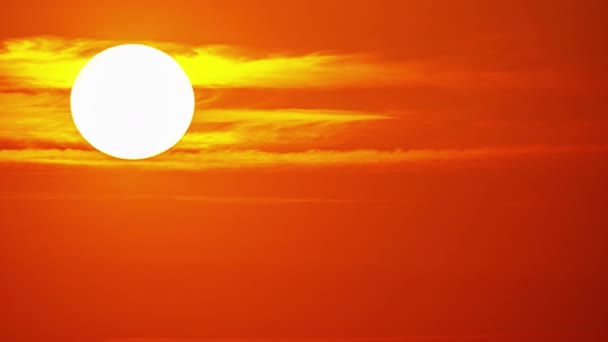 夕阳西下 金色的太阳像火球一样掠过天空 时间流逝了 — 图库视频影像