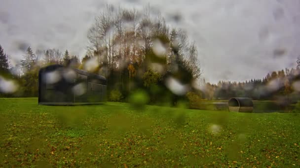 秋の日にトレーラーキャンプ場で雨 時間の経過 — ストック動画