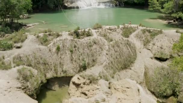 空中は メキシコのPalenque Chiapasに美しいロベルト バリオス滝とプールを示す上に傾いています — ストック動画