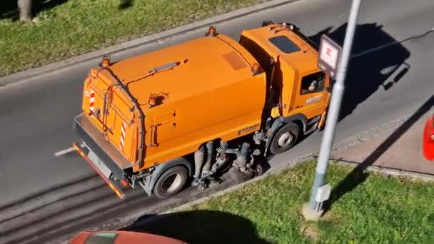 메르세데스 제트가는 도로를 청소하는 차량을 휩쓸고 — 비디오