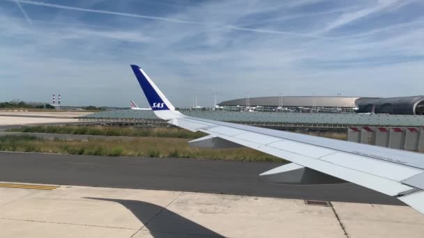 フランス パリのシャルル ゴール空港での北欧航空システム Sas 飛行機の翼 ユニオン ストライクはSasパイロットが賃金取引を支援したことで終了した Pov — ストック動画