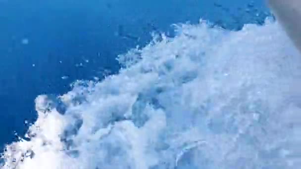 Łuk Metalowej Motorówki Poruszającej Się Przez Głęboką Błękitną Wodę Oceanu — Wideo stockowe
