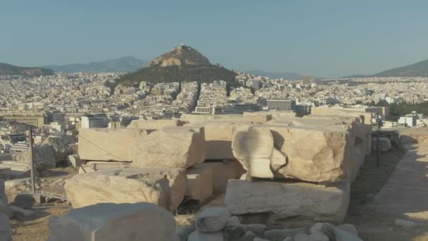 Αρχαιολογία Μαρμάρινων Λίθων Στοιβαγμένων Δίπλα Στην Ακρόπολη Θέα Όρος Λυκαβηττός — Αρχείο Βίντεο