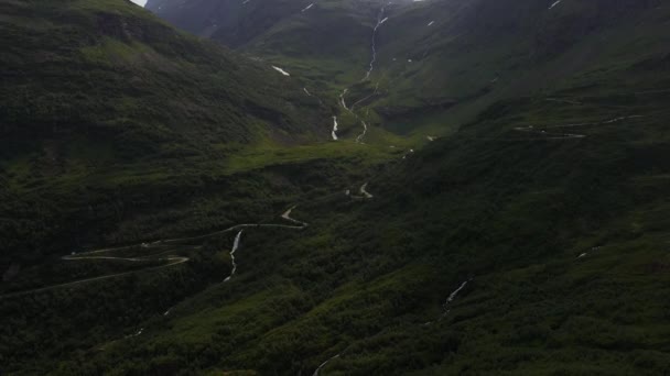 Повітряний Вид Звивистої Дороги Посеред Масивних Гір Гайрангері Норвегія Нахил — стокове відео