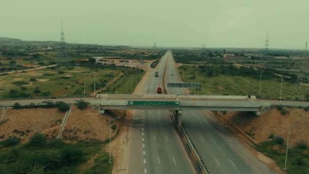 Drohnen Erfassen Die Luftaufnahme Der Überführung Der Pakistanischen Stadt Karachi — Stockvideo